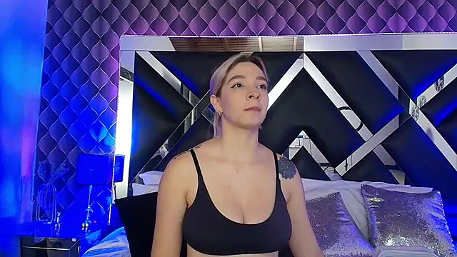 victoriaa lee  online show from 12/01/25, 11:27