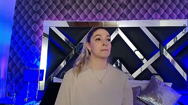 victoriaa lee  online show from 11/18/25, 08:34