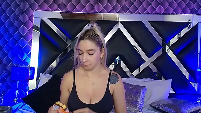 victoriaa lee  online show from 11/05/25, 12:25