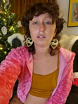 Snapshot of mossy_kiss chatting on 12/18/25, 04:33 mossy kiss online show from 12/18/25, 04:33