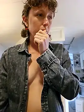 Snapshot of mossy_kiss chatting on 12/16/24, 03:54 mossy kiss online show from 12/16/24, 03:54