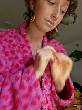 Snapshot of mossy_kiss chatting on 10/24/25, 04:17 mossy kiss online show from 10/24/25, 04:17