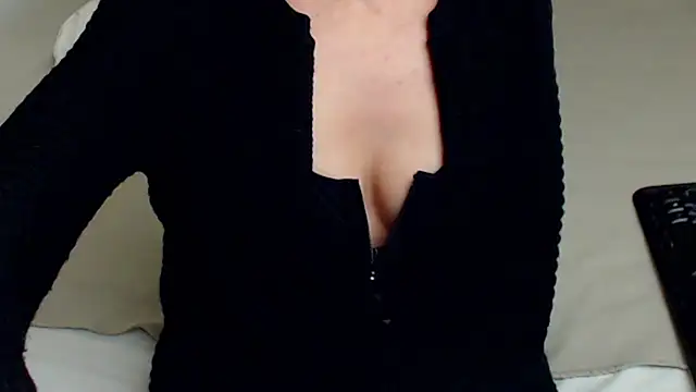 Snapshot of AylyneRichards chatting on 10/16/25, 04:54 AylyneRichards online show from 10/16/25, 04:54