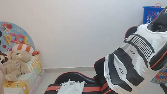 Valentina lara01 online show from 02/05/26, 05:47