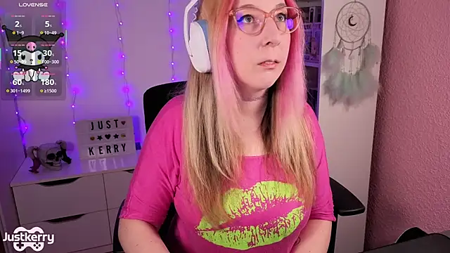 Snapshot of JustKerry chatting on 11/11/25, 11:27 JustKerry online show from 11/11/25, 11:27