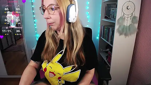 Snapshot of JustKerry chatting on 10/30/25, 10:46 JustKerry online show from 10/30/25, 10:46