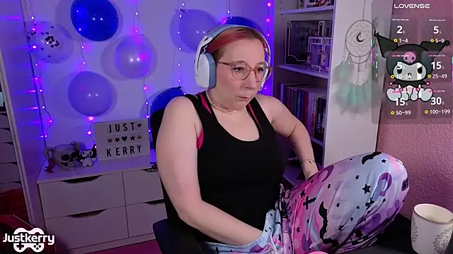 Snapshot of JustKerry chatting on 11/19/25, 08:47 JustKerry online show from 11/19/25, 08:47