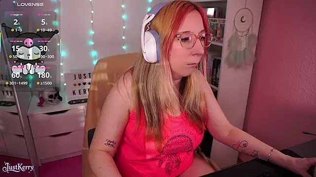 Snapshot of JustKerry chatting on 11/05/25, 09:01 JustKerry online show from 11/05/25, 09:01