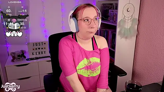 Snapshot of JustKerry chatting on 11/14/25, 09:57 JustKerry online show from 11/14/25, 09:57