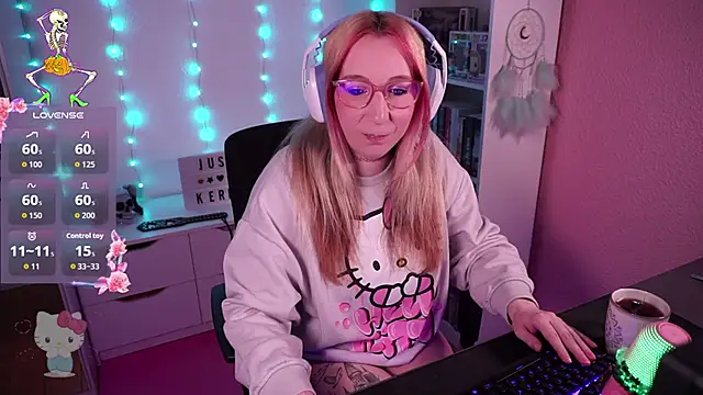 Snapshot of JustKerry chatting on 10/28/25, 09:41 JustKerry online show from 10/28/25, 09:41