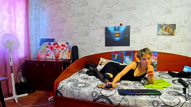 Snapshot of KagamiTayga chatting on 09/17/25, 08:38 KagamiTayga online show from 09/17/25, 08:38