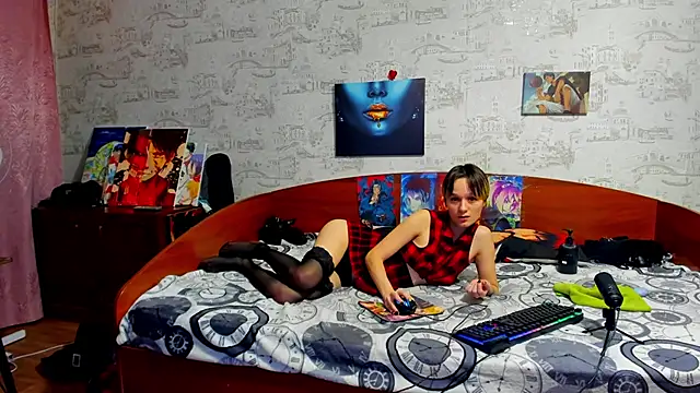 Snapshot of KagamiTayga chatting on 11/09/25, 02:43 KagamiTayga online show from 11/09/25, 02:43