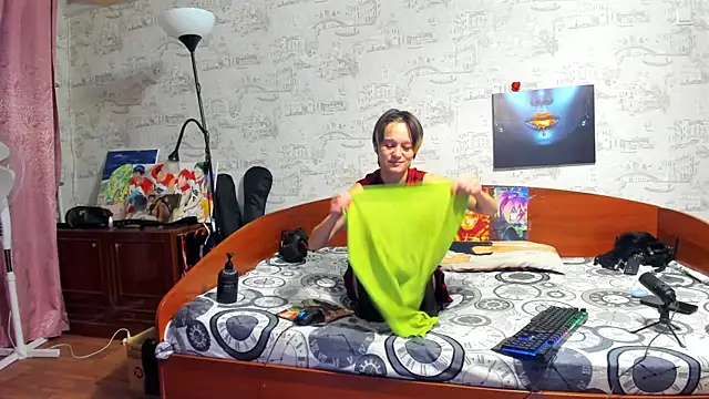 Snapshot of KagamiTayga chatting on 12/17/25, 02:38 KagamiTayga online show from 12/17/25, 02:38