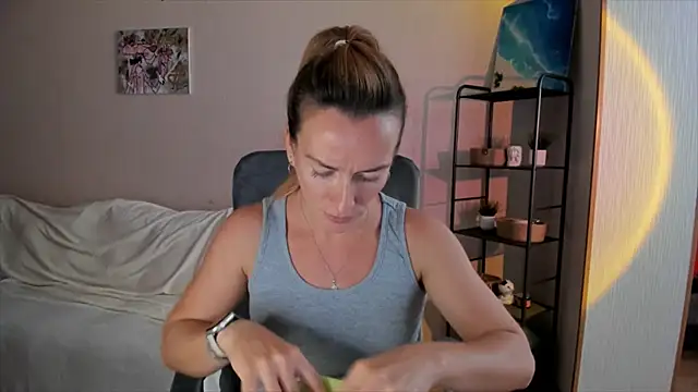 RebeccaMartinez online show from 10/04/25, 09:22