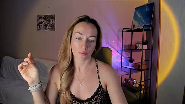 RebeccaMartinez online show from 10/11/25, 10:49