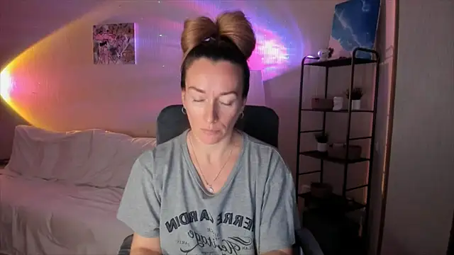 RebeccaMartinez online show from 11/08/25, 10:52