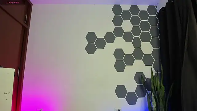 LauraBonnet7 online show from 12/23/24, 08:44