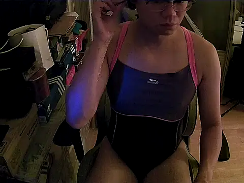 Snapshot of swimsuitloves chatting on 10/17/25, 05:59 swimsuitloves online show from 10/17/25, 05:59
