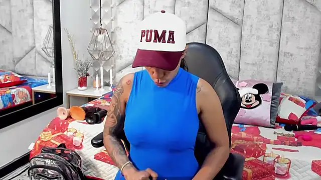 Snapshot of NiicolleMiller chatting on 12/15/25, 11:27 NiicolleMiller online show from 12/15/25, 11:27