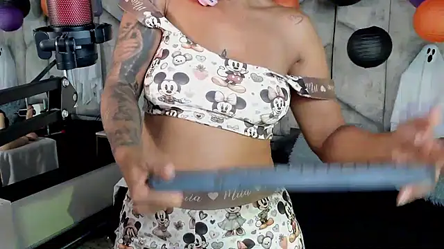 Snapshot of NiicolleMiller chatting on 10/27/25, 11:27 NiicolleMiller online show from 10/27/25, 11:27