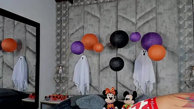 Snapshot of NiicolleMiller chatting on 10/22/25, 05:45 NiicolleMiller online show from 10/22/25, 05:45