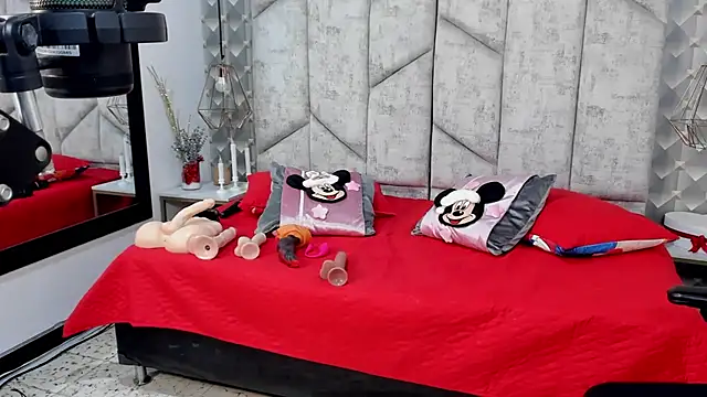 Snapshot of NiicolleMiller chatting on 12/13/25, 08:04 NiicolleMiller online show from 12/13/25, 08:04