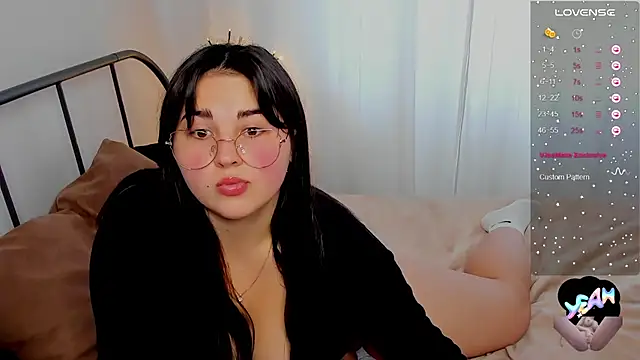Snapshot of Talla_a chatting on 10/17/25, 10:50 Talla a online show from 10/17/25, 10:50