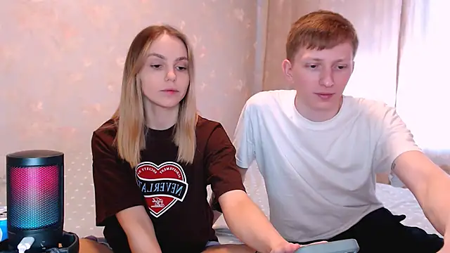 juliaanddima online show from 04/08/26, 09:00