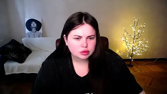 Snapshot of Emily_Mo chatting on 06/20/26, 06:18 Emily Mo online show from 06/20/26, 06:18