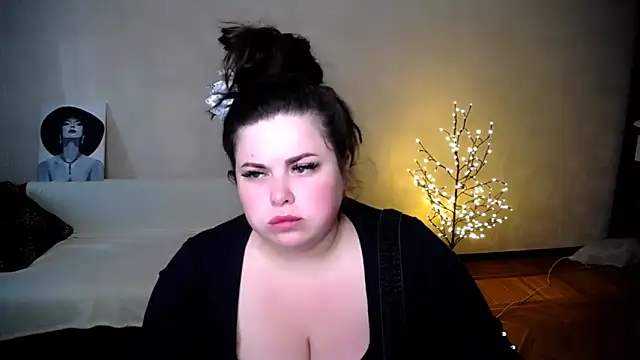 Snapshot of Emily_Mo chatting on 06/16/26, 05:29 Emily Mo online show from 06/16/26, 05:29
