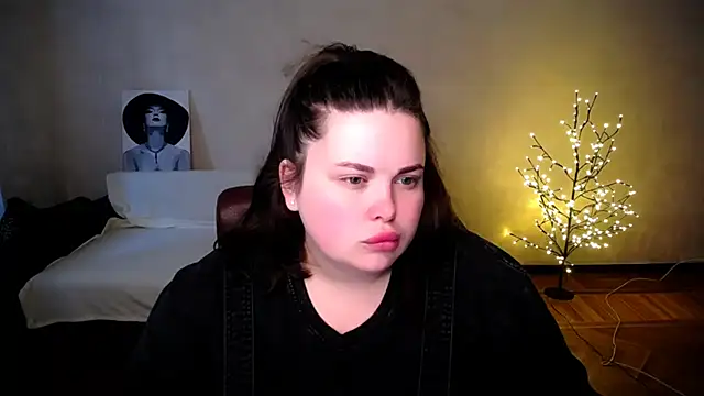Snapshot of Emily_Mo chatting on 06/21/26, 05:35 Emily Mo online show from 06/21/26, 05:35