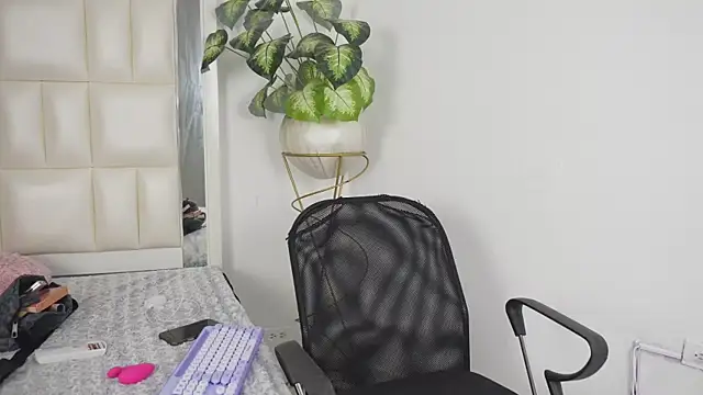 Snapshot of Anais_aradia chatting on 09/26/25, 04:52 Anais aradia online show from 09/26/25, 04:52