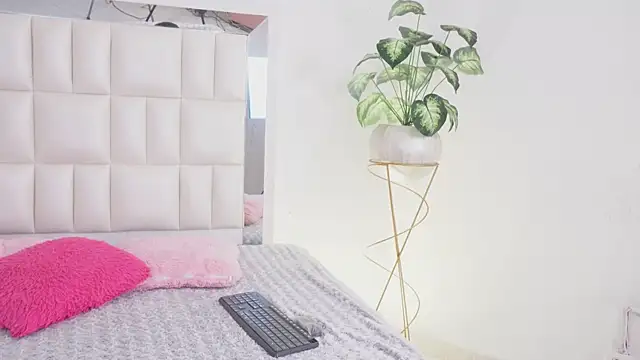 Snapshot of Anais_aradia chatting on 02/08/25, 04:57 Anais aradia online show from 02/08/25, 04:57