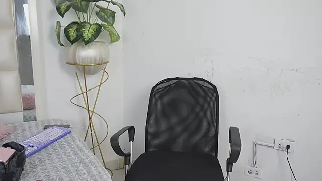 Snapshot of Anais_aradia chatting on 09/21/25, 06:18 Anais aradia online show from 09/21/25, 06:18