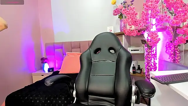 Snapshot of mia_thompsonn_ chatting on 10/02/25, 03:37 mia thompsonn online show from 10/02/25, 03:37