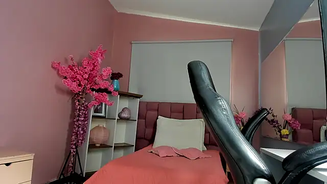 Snapshot of mia_thompsonn_ chatting on 11/12/25, 02:32 mia thompsonn online show from 11/12/25, 02:32