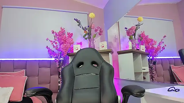 Snapshot of mia_thompsonn_ chatting on 09/19/25, 02:43 mia thompsonn online show from 09/19/25, 02:43