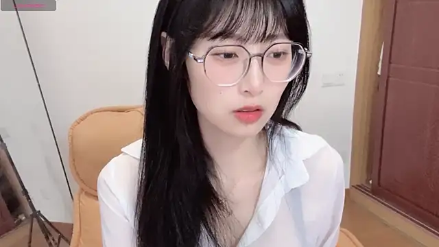 Snapshot of 4uoki chatting on 10/18/25, 05:37 4uoki online show from 10/18/25, 05:37