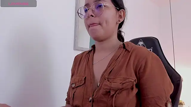 Snapshot of lucy_blue28 chatting on 04/09/26, 01:06 lucy blue28 online show from 04/09/26, 01:06