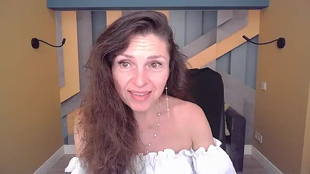 Snapshot of EllaLong chatting on 06/16/26, 11:32 EllaLong online show from 06/16/26, 11:32