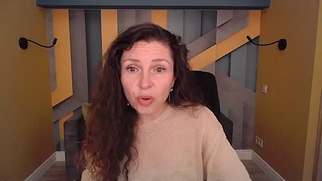 Snapshot of EllaLong chatting on 05/17/26, 11:32 EllaLong online show from 05/17/26, 11:32