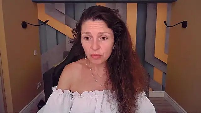 Snapshot of EllaLong chatting on 07/04/26, 11:38 EllaLong online show from 07/04/26, 11:38