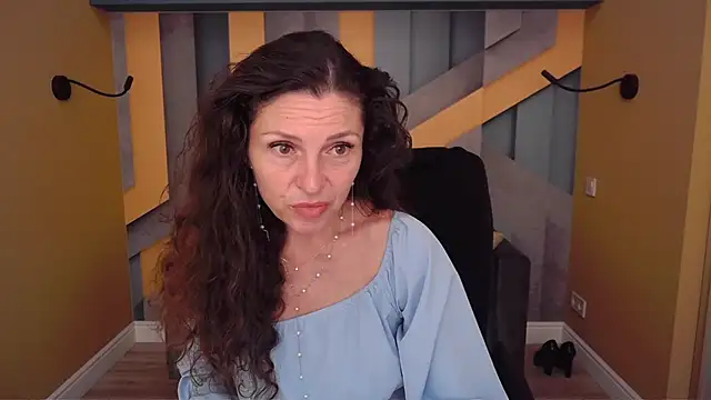 Snapshot of EllaLong chatting on 06/05/26, 11:49 EllaLong online show from 06/05/26, 11:49