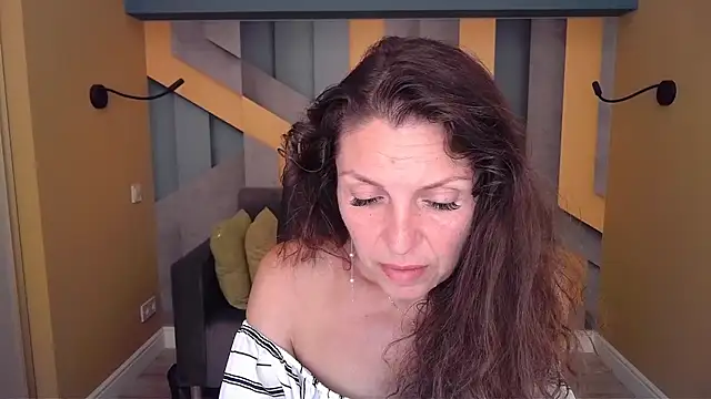 Snapshot of EllaLong chatting on 07/01/26, 11:32 EllaLong online show from 07/01/26, 11:32