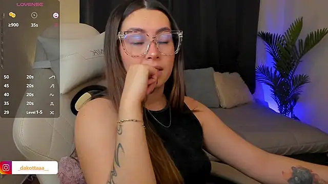 dakottaa  online show from 11/27/25, 11:38