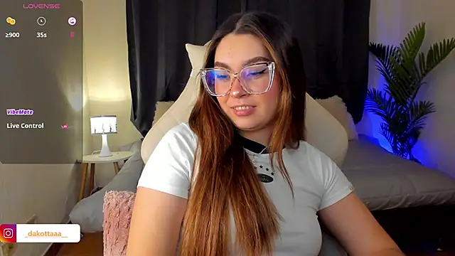 dakottaa  online show from 10/23/25, 11:36