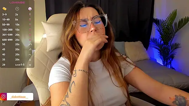 dakottaa  online show from 11/06/25, 11:09