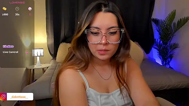 dakottaa  online show from 12/02/25, 11:39