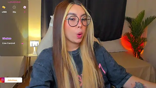 dakottaa  online show from 07/08/26, 12:03