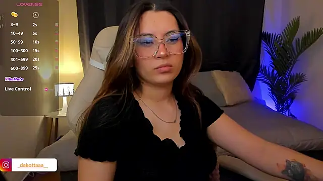 dakottaa  online show from 12/03/25, 11:36